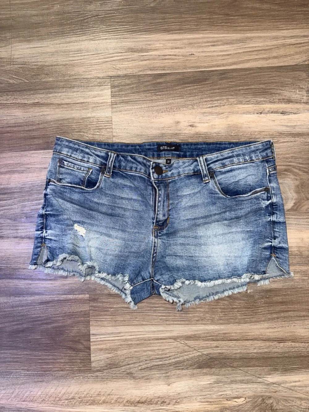 STS Blue distressed denim shorts in a light wash with trendy frayed hem.Size 31. - Picture 8 of 9